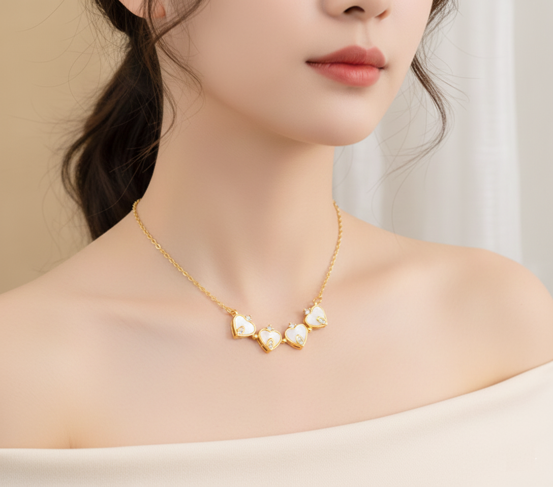 Collier Trèfle Éclat Ivoire – Pendentif Cœur en Pétales Doré avec Accents Scintillants