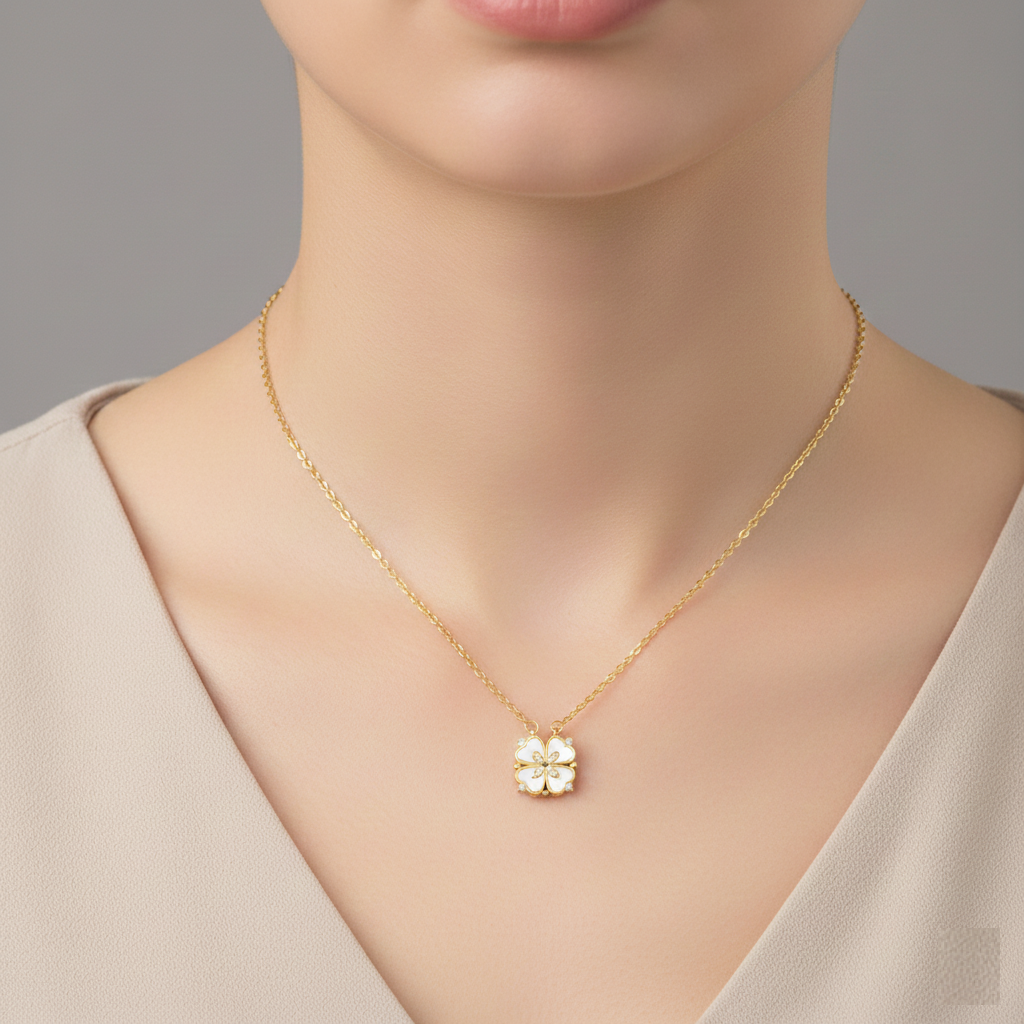 Collier Trèfle Éclat Ivoire – Pendentif Cœur en Pétales Doré avec Accents Scintillants