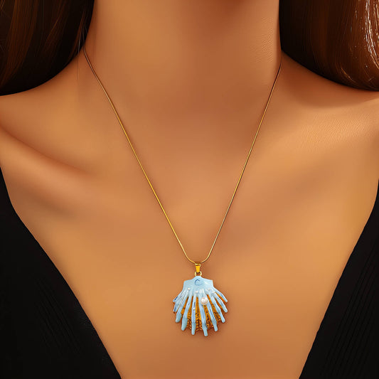 Collier Griffe Fleur d'Océan — Pendentif Coquillage en Émail Bleu avec Accent de Perle (Plaqué Or 18 carats)
