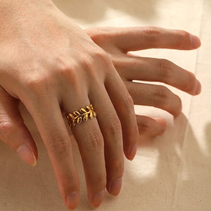 Elegant leafy Ring