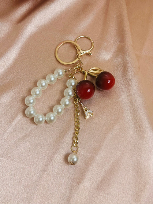 Porte-clés pendentif Cerise nacrée – Accessoire de sac de luxe doré