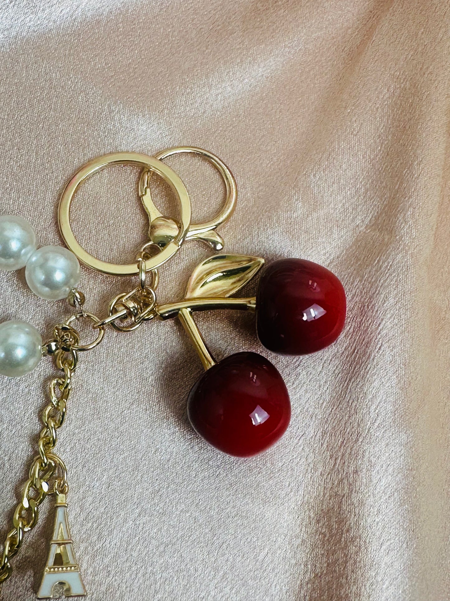 Porte-clés pendentif Cerise nacrée – Accessoire de sac de luxe doré
