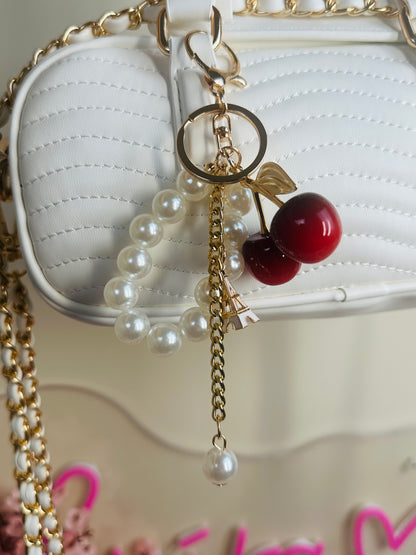Porte-clés pendentif Cerise nacrée – Accessoire de sac de luxe doré