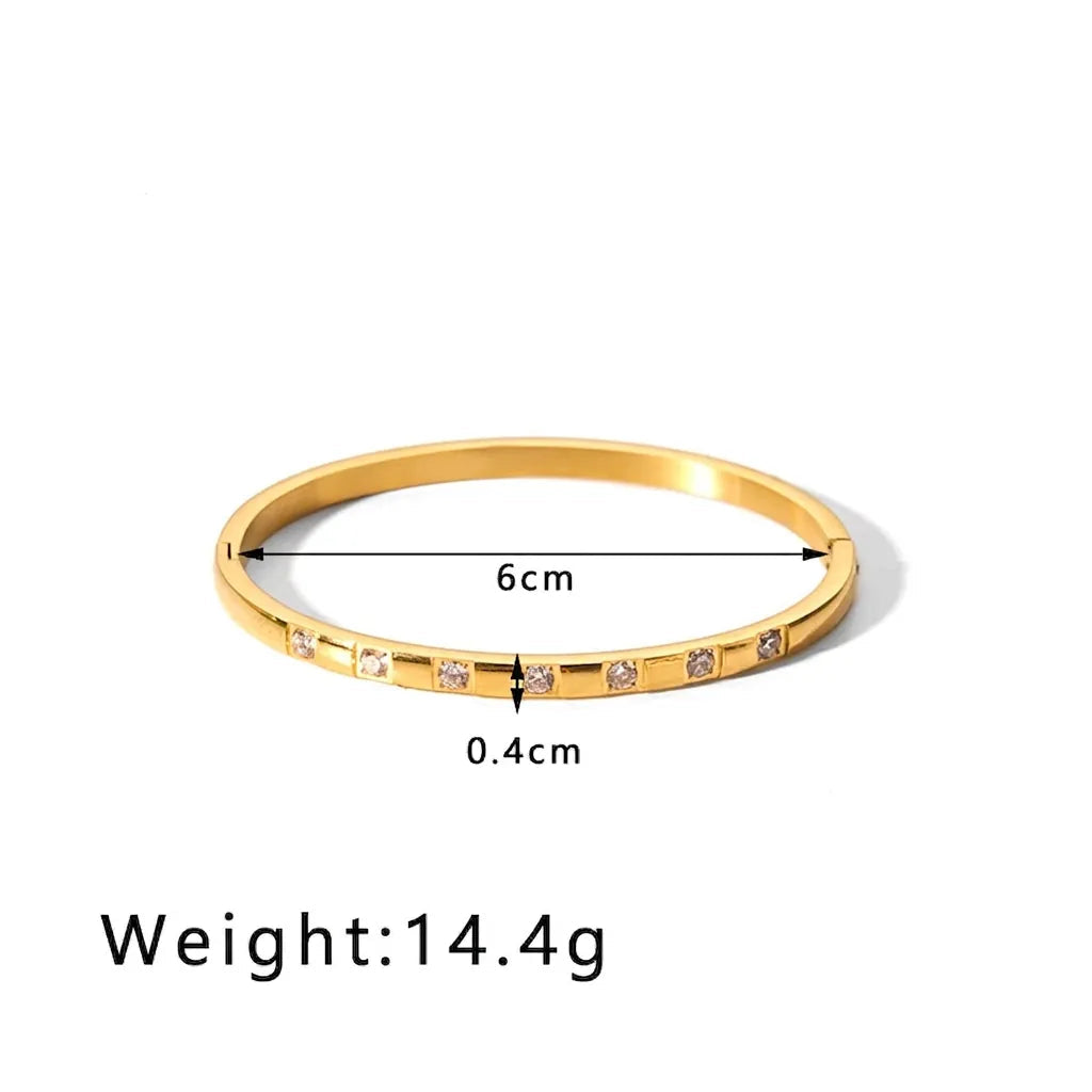 Gold bracelet with measurements and weight on a white background