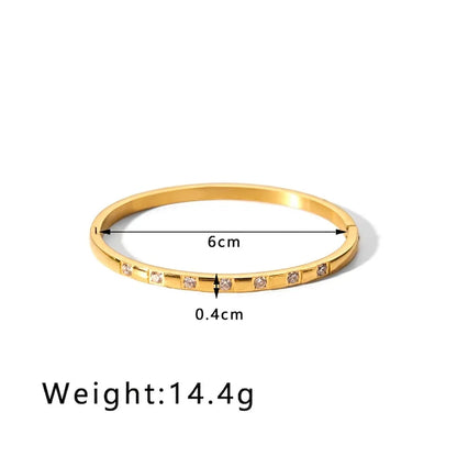 Gold bracelet with measurements and weight on a white background