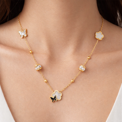 Collier pendentif étoile et lune avec nœud et strass