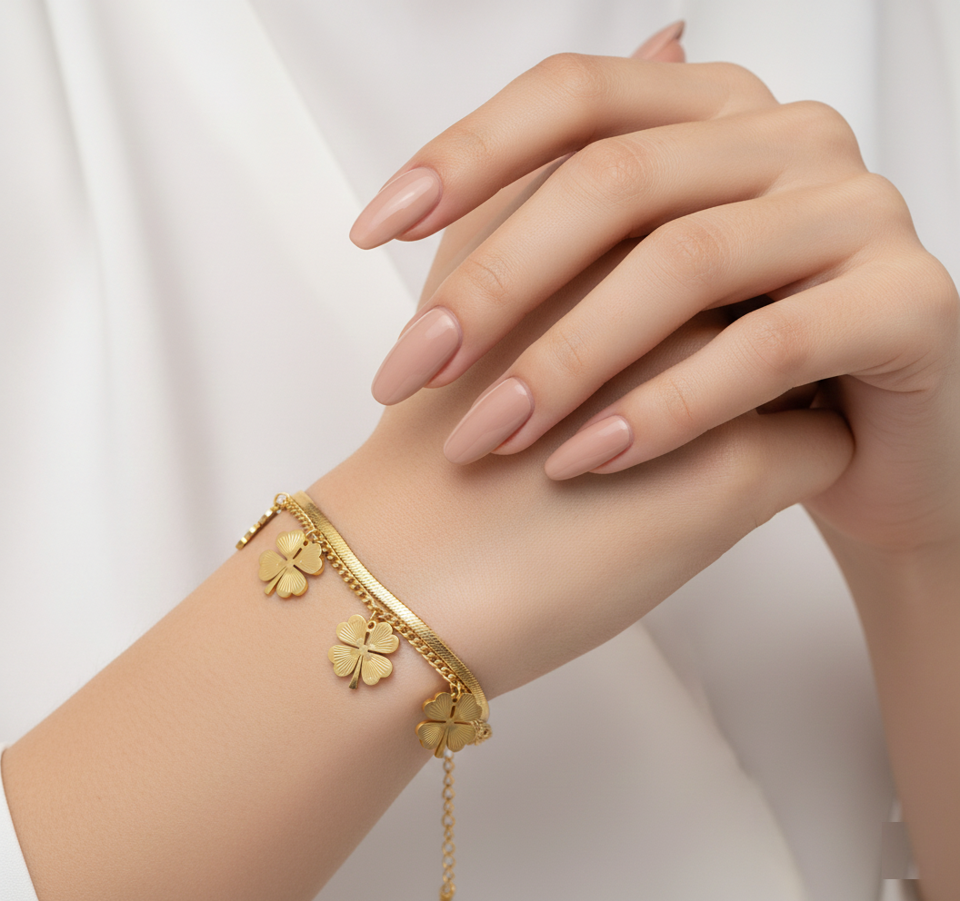 Bracelet à breloques Trèfle doré — Chaîne à plusieurs rangs avec motifs floraux porte-bonheur