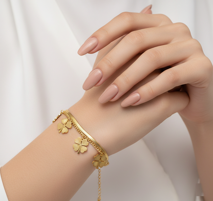 Bracelet à breloques Trèfle doré — Chaîne à plusieurs rangs avec motifs floraux porte-bonheur