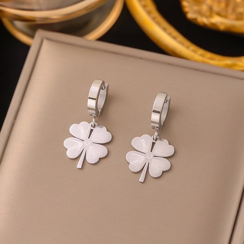 Boucles d'oreilles pendantes intemporelles à quatre feuilles