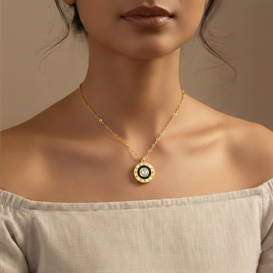 Collier « Temps Éternel » en or — Pendentif chiffres romains et cristaux (plaqué or 18 carats)