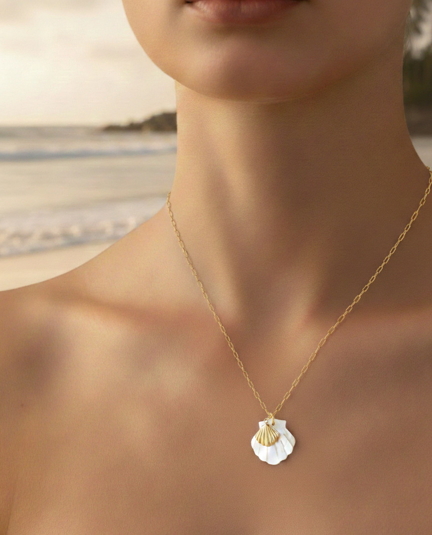 Collier pendentif coquillage lumineux – Élégance dorée inspirée de l'océan