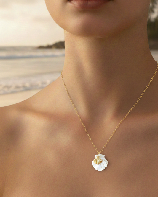 Luminous Seashell Pendant Necklace – Gold-Tone Ocean-Inspired Elegance